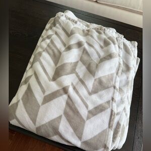 Twin size plush/fleece blanket. White and gray.
